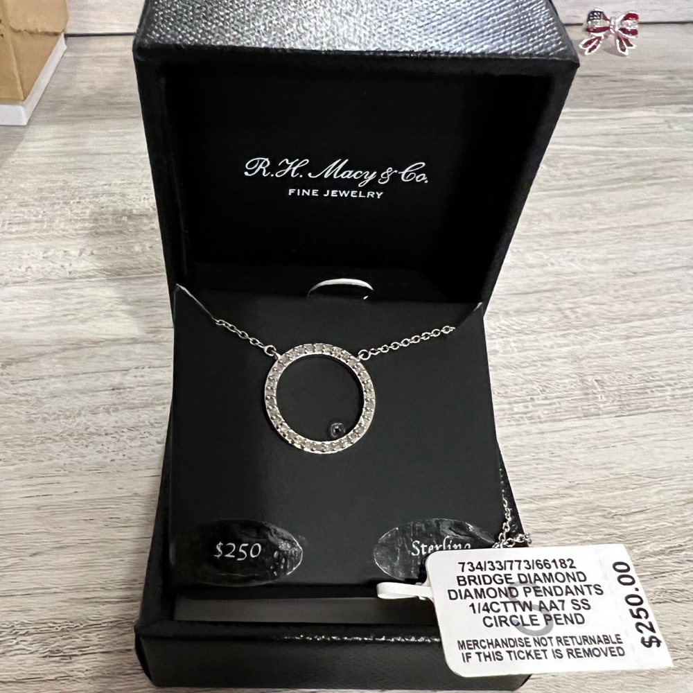 R.H. Macy & Co Bridge Diamond Circle Pend. 1/4 ct